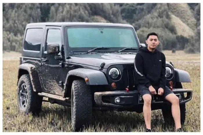 Mario Dandy pose di depan Jeep Rubicon