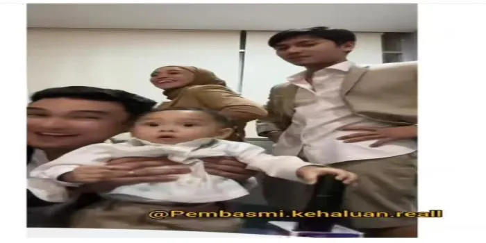 Ekspresi Baby L diajak Tiktokan Kedua Orangtuanya dan Aldi Taher