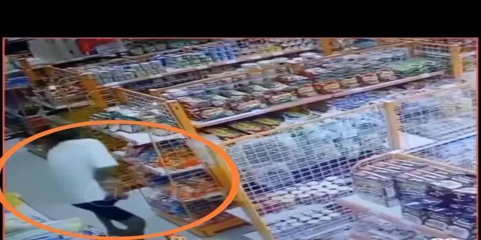 Seorang pria mengutil barang di syawalan dan menyembunyikannya di celana, namun bernasib malang