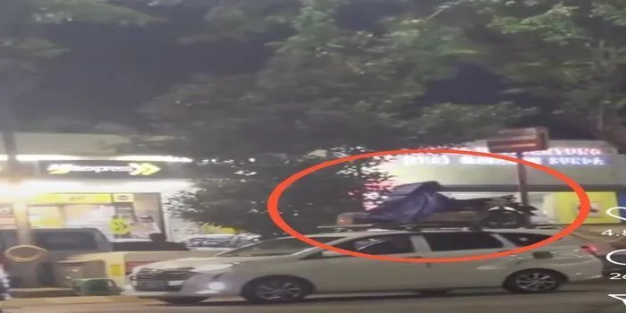 Viral sebuah mobil membawa motor  di atasnya