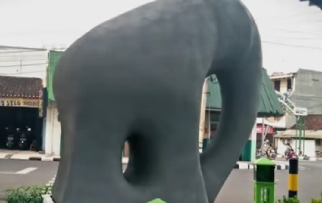 Landmark Patung Gajah Mungkur Kota Gresik Kembali Mengundang Polemik, Warganet: Terbuat dari Uru dan Vibranium.