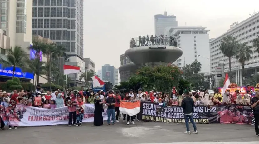 Sejumlah masyarakat terlihat antusias menanti pawai Timnas Indonesia U-22 di Bunderan Hotel Indonesia (HI), Jumat, 19 Mei 2023.