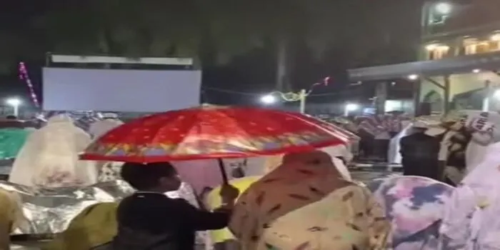 Video Bocah Laki-laki Payungi Ibunya yang Salat Kehujanan Bikin Meleleh