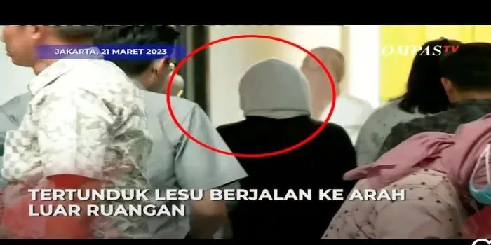 AG Tampak Mengenakan Penutup Kepala Putih dan Dikawal Ketat saat Penyerahan di Kejari Jaksel, Selasa (21/3/2023)