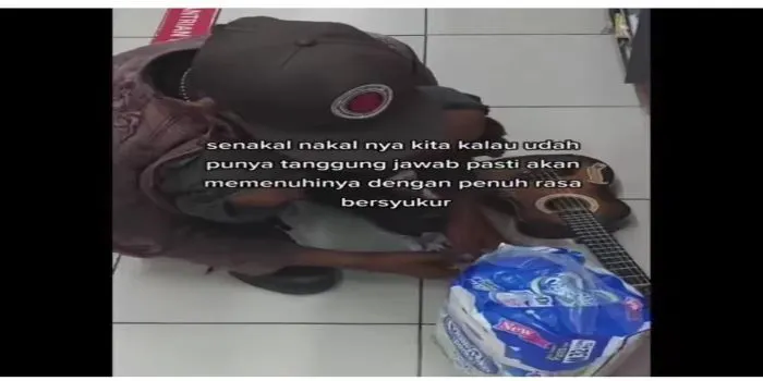 Seorang Pengamen Tampak Menghitung Uang Untuk Membeli Pampers Anaknya