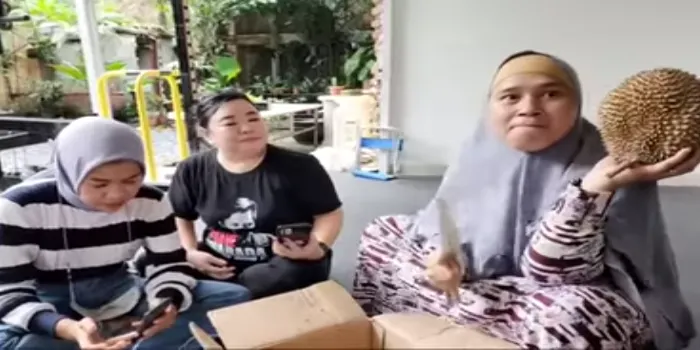 Rayakan Vonis Tipis Terpidana Richard Eliezer, Irma Hutabarat Undang Para Eliezer Angels untuk Pesta Durian   