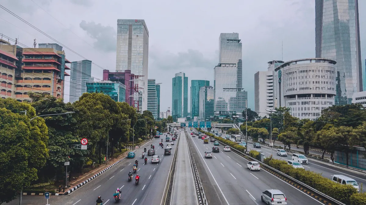 Ilustrasi. Merantau ke Jakarta, ibu kota Indonesia yang penuh dengan peluang dan potensi, adalah pilihan yang banyak diambil oleh individu yang ingin mengejar impian dan mencapai kesuksesan.
