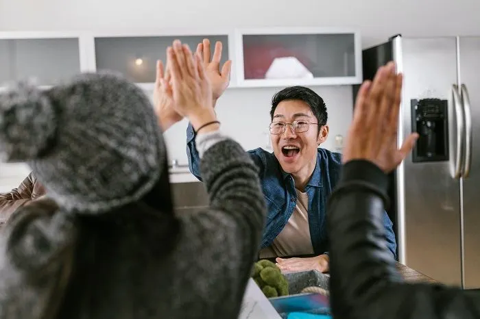Orang yang punya jiwa pemimpin secara alami akan memancarkan aura yang kuat yang membuat orang lain mengikutinya.