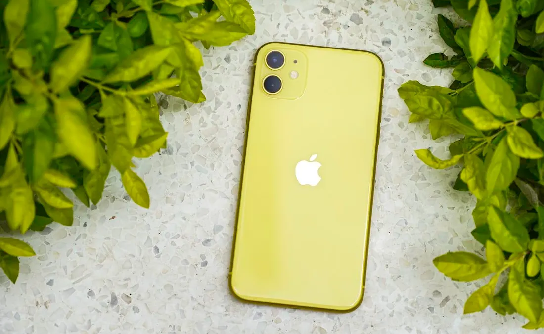 Ilustrasi. Harga iPhone 11 di iBox saat ini adalah sekitar Rp6 jutaan untuk varian 64GB dan Rp8 jutaan untuk varian 128GB.