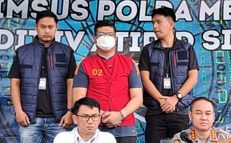 Ditreskrimsus Polda Metro Jaya menangkap pelaku penempelan QRIS palsu di sejumlah masjid Jakarta.