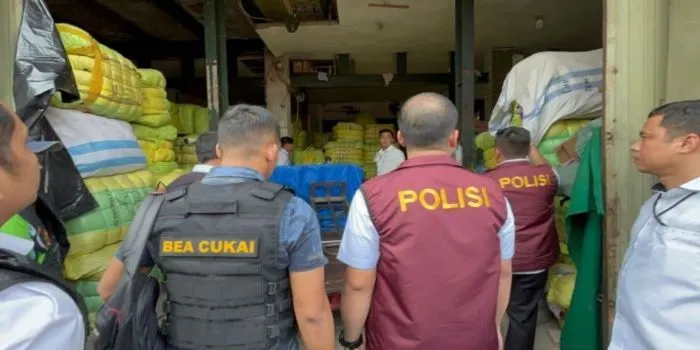 Polisi Lakukan Penggerebekan terhadapGudang dan Ruko Pakaian Bekas Impor Ilegal di Jakarta dan Bekasi