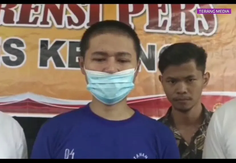 Popo Barbie secara sadar melakukan hal tak senonoh dengan manekin demi meningkatkan jumlah followers dan mendapatkan banyak endorse.