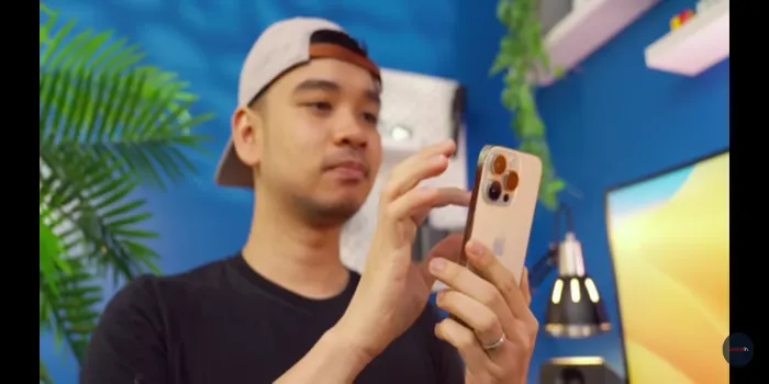  David Gadgetin dengan iPhone 14 Pro, pendahulu Iphone 15 Pro