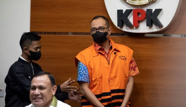 Istri Rafael Alun Trisambodo ketahuan sering memamerkan barang-barang mewah di media sosialnya, dulunya adalah seorang model.