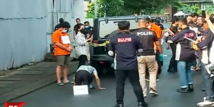 Reka adegan dalam rekonsruksi penganiayaan oleh Mario Dandy