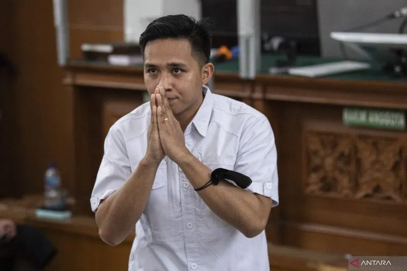 Terpidana kasus pembunuhan berencana Brigadir Yosua Hutabarat, Richard Eliezer alias Bharada E memberikan salam saat tiba dalam sidang putusan di Pengadilan Negeri Jakarta Selatan, Jakarta, Rabu (15/2/2023).