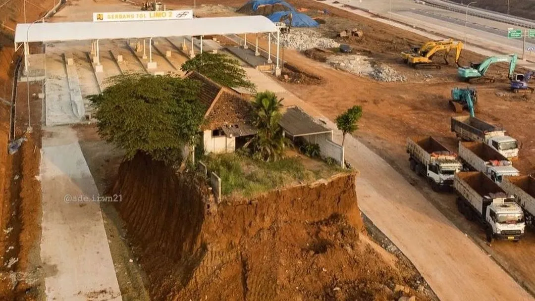 Sebuah rumah yang berada di tengah proyek jalan tol Cinere-Jagorawi (Cijago) Depok, Jawa Barat viral di media sosial.