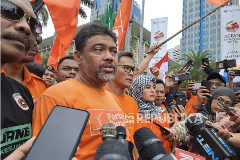 Presiden Partai Buruh sekaligus Presiden Konfederasi Serikat Pekerja Indonesia (KSPI) Said Iqbal menyampaikan enam tuntutan buruh dalam demonstrasi Hari Buruh (May Day) di kawasan Patung Kuda, Jakarta Pusat, Senin (1/5/2023).