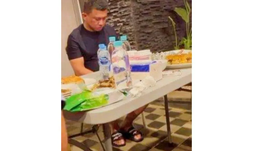 Beredar di media sosial unggahan foto Ferdy Sambo yang sedang bersantai di sebuah rumah, dan tidak di tahanan.