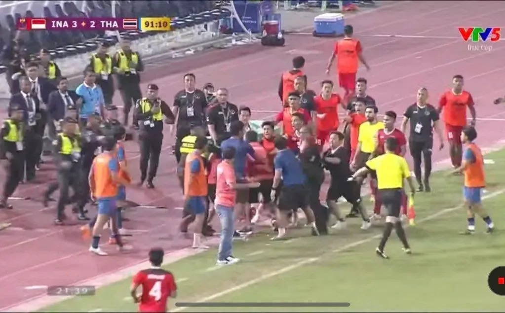Laga final sepak bola SEA Games 2023 antara Timnas Indonesia U-22 dan Timnas Thailand U-22 berakhir ricuh.