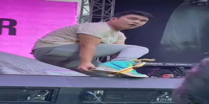 Aldi Taher memamerkan sepatunya yang jebol saat manggung