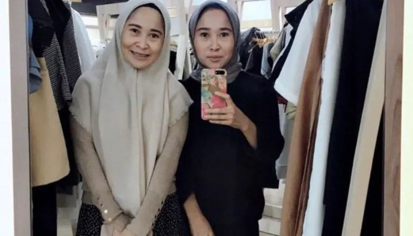 Penipu pre order ponsel iPhone si kembar pernah dilaporkan ke Polisi karena membawa kabur sebuah mobil rental.