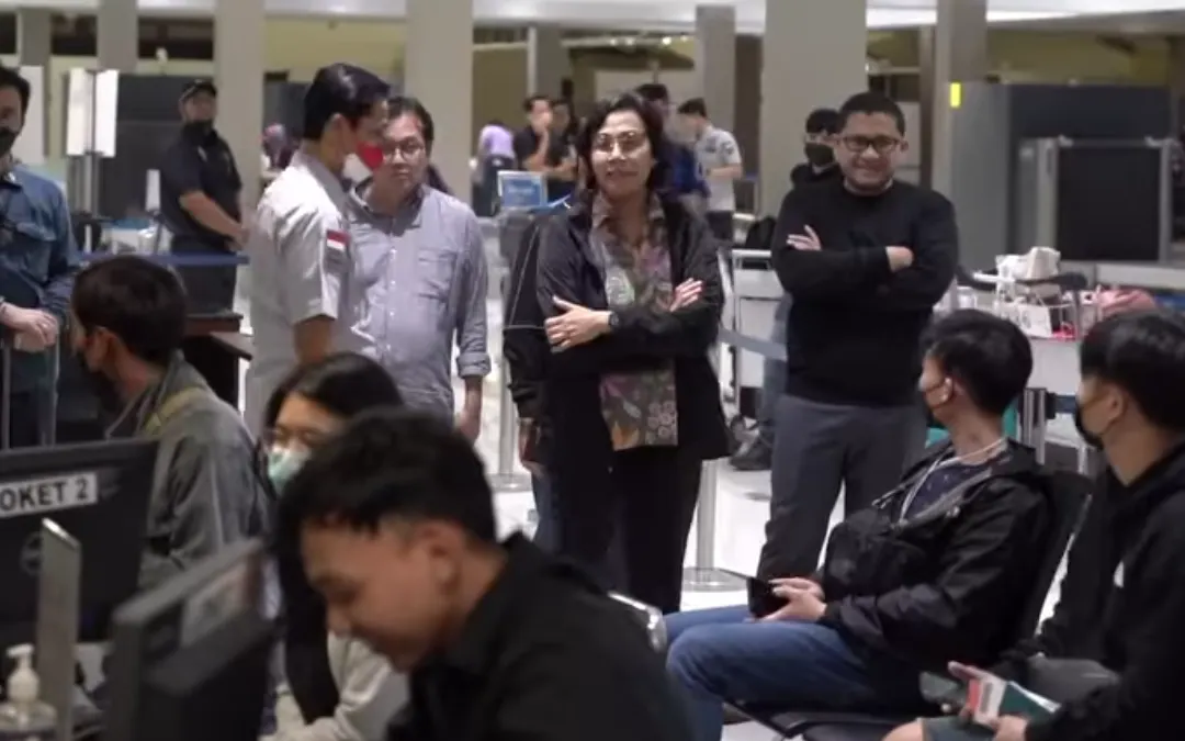 Sri Mulyani bertemu dengan beberapa Pekerja Migran Indonesia (PMI) yang pulang ke Indonesia dan kemungkinan untuk merayakan Hari Raya Idul Fitri di Indonesia.