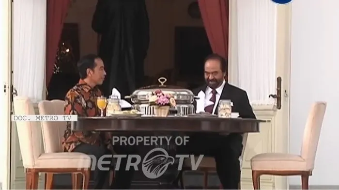 Surya Paloh yang baru-baru ini bertemu empat mata dengan Presiden Jokowi mengingatkan kembali bahwa dirinya pernah merasa dikucilkan oleh Jokowi.