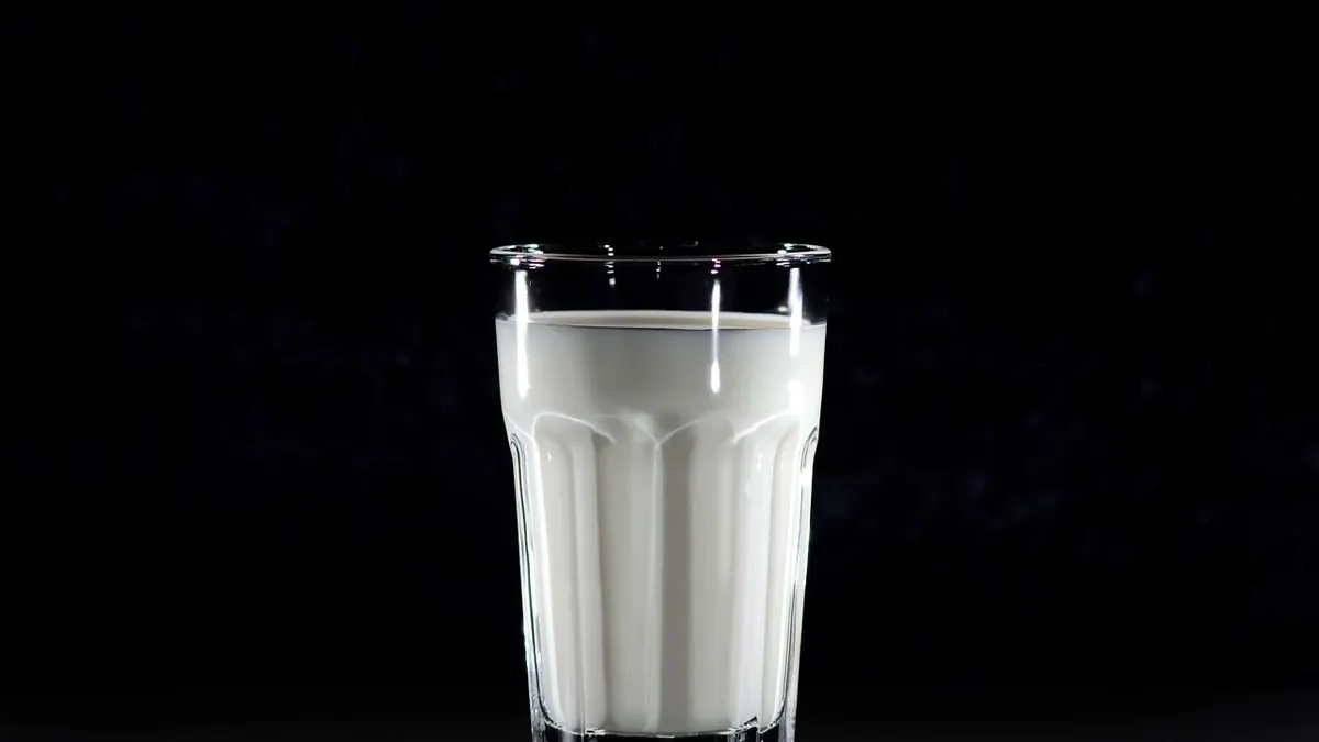 Ilustrasi minum susu putih 1 Muharram.