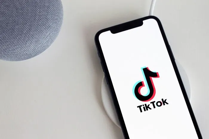 Ilustrasi cara untuk download video TikTok tanpa watermark.