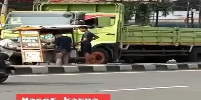 Momen Truk antri tak bisa jalan karena sang supir jajan siomay di tengah jalan