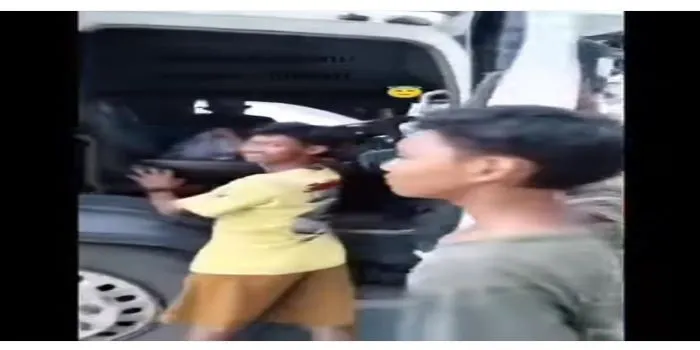 Beredar video perhatian seorang anak memberikan es kepada ayahnya yang juga sesama sopir truk