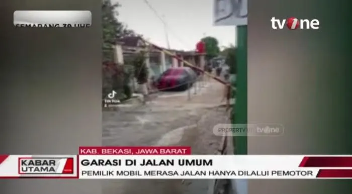Warga di Bekasi Buat Garasi di Jalan Umum