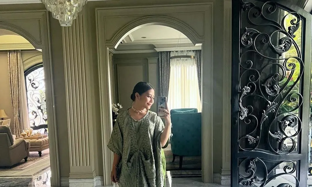 Prilly Latuconsina mengenakan dress warna sage