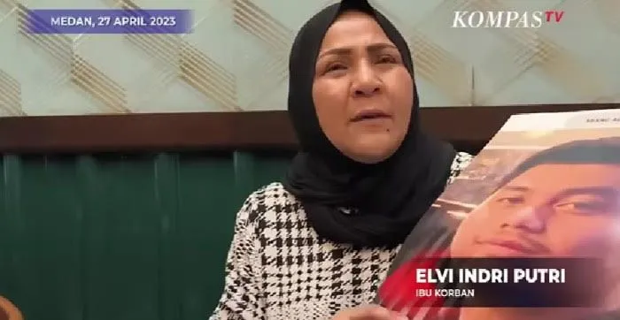 Elvi Indari, ibunda Ken Admira