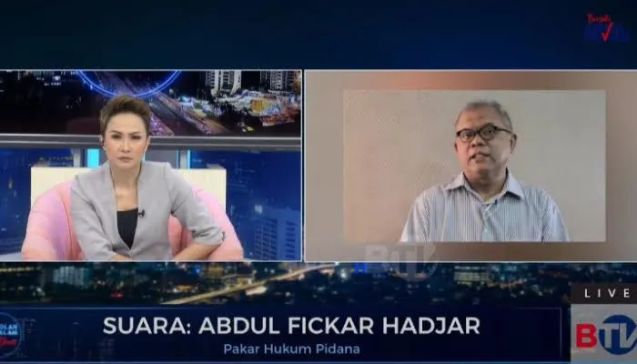 Pakar Hukum Pidana Abdul Fickar Hadjar (kanan)