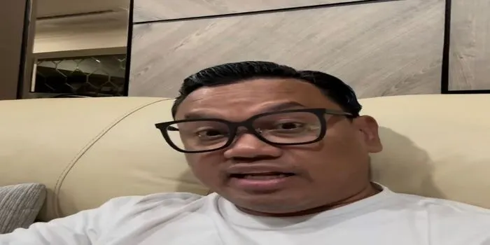 Selebritis Uya Kuya yang Baru Saja Mengundang Tio Pakusadewo dalam podcastnya menjadi sorotan