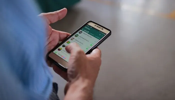 Dengan popularitas yang tinggi, WhatsApp juga menarik perhatian para peretas yang mungkin mencoba menyadap akun kamu.