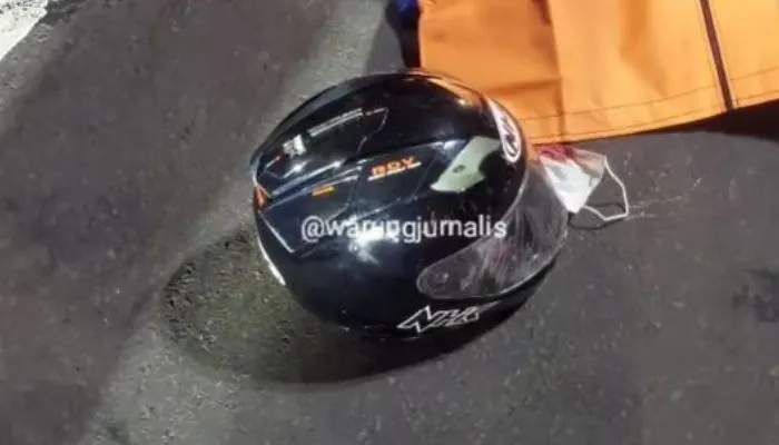 Helm Milik Pengendara Motor yang Tewas Terlindas Truk Sampah Dinas Kebersihan
