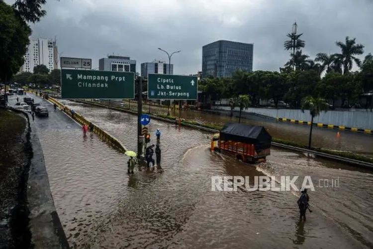 Terendam Banjir, Lalulintas Tol JORR di TB Simatupang Lumpuh (Republika)