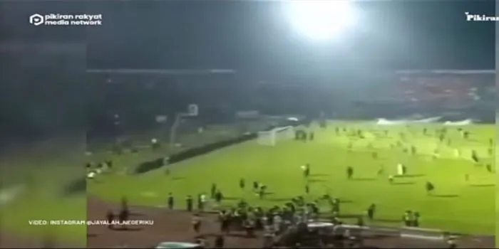 kerusuhan sepak bola Arema vs Persebaya /Tiktok BRI LIGA 1 2022