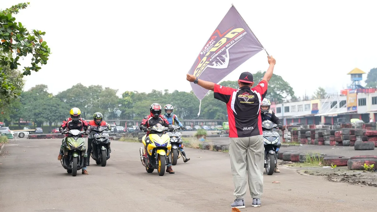 Puluhan pengguna Aerox 155 series yang tergabung dalam komunitas Aerox 155 Rider Community Indonesia (ARCI) melakukan pembuktian terkait dengan performa mesin motor dalam ajang Track Day di Mini Sirkuit – Sentul, Bogor, Jawa Barat.