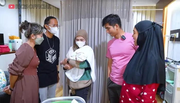 Kebersamaan Ria Ricis dan Tengku Ryan bersama putri pertamanya, Baby R