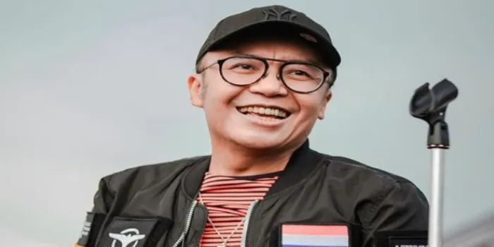 Penyanyi legendaris, Ari Lasso ditinggal pesawat Batik Air di Singapura. (Instagram @ari_lasso)