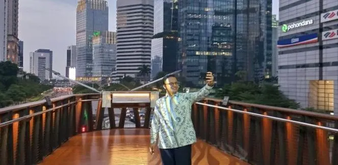 Gubernur DKI Jakarta Anies Baswedan tengah foto selfie di salah satu sudut JPO Phinisi Jakarta.
