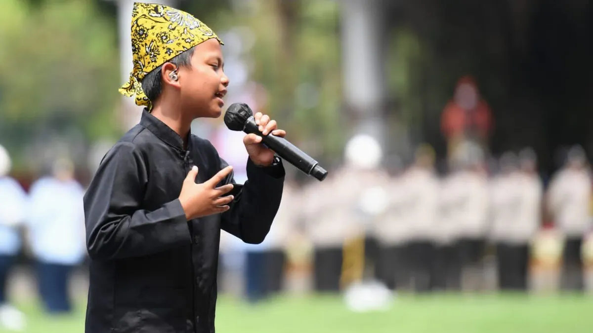 Foto dokumentasi Farel saat membawakan lagu Ojo Dibandingke yang dilansir dari laman presidenri.go.id, Foto: (BPMI Setpres/presidenri)