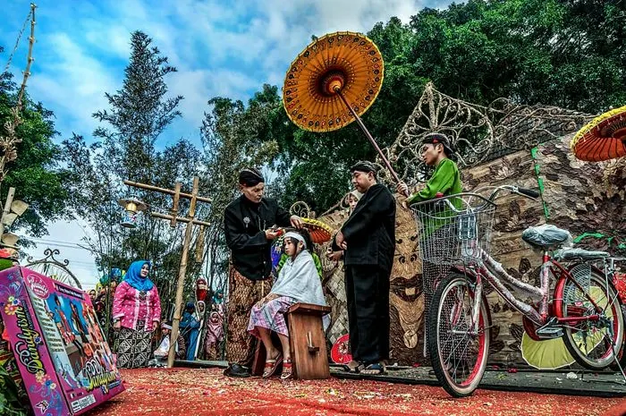 Seremoni Ruwat Rambut Gimbal pada anak-anak berambut gimbal di Dieng, kerap menarik perhatian masyarakat umum dan wisatawan (Foto: Disparbud Wonosobo)