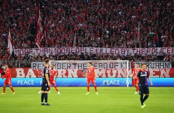 Fans Bayern Munchen membentangkan spanduk besar singgung Tragedi Kanjuruhan, sebut polisi Indonesia pembunuh.
