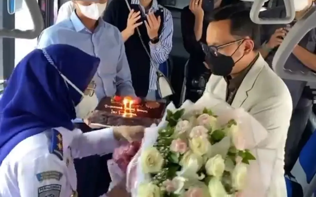 Wali Kota Bogor Bima Arya Sugiarto saat memberikan kejutan ulang tahun untuk Kepala BPTJ Polana B Pramesti, disela-sela ujicoba operasional Bus Kita Trans Pakuan (Tangkapan Layar Insta Story Instagram Bima Arya Sugiarto)
