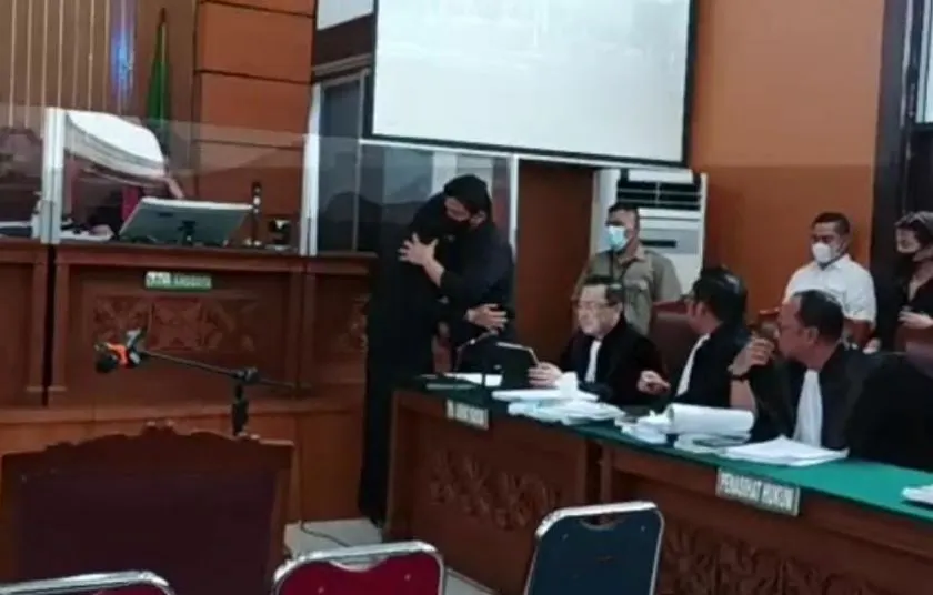 Putri Candrawathi&nbsp;dan&nbsp;Ferdy Sambo berpelukan hingga cium kening di ruang sidang Pengadilan Negeri Jakarta Selatan, Selasa, 1 November 2022.